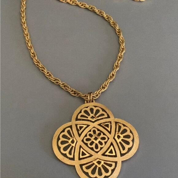 RARE VINTAGE  SIGNED CROWN TRIFARI 27" NECKLACE EXCELLENT CONDITION - Picture 13 of 13